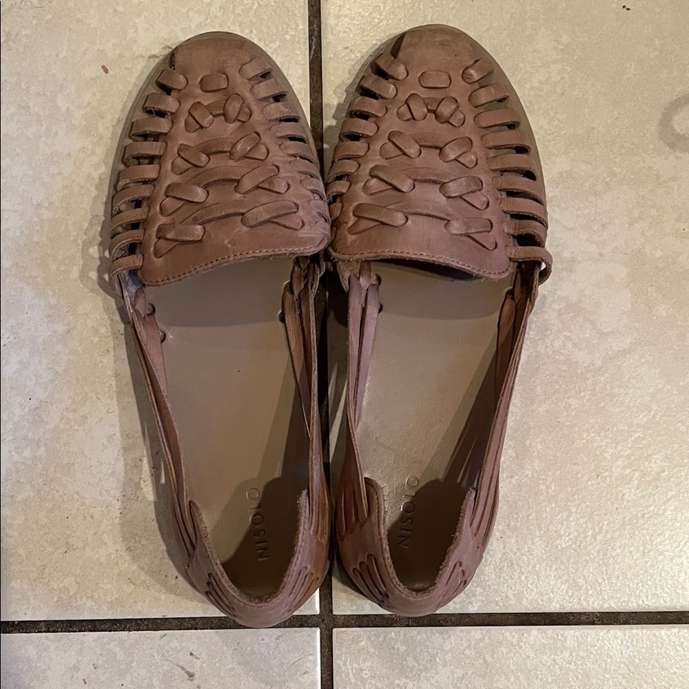 Nisolo huarache sandal in tan. Size 8